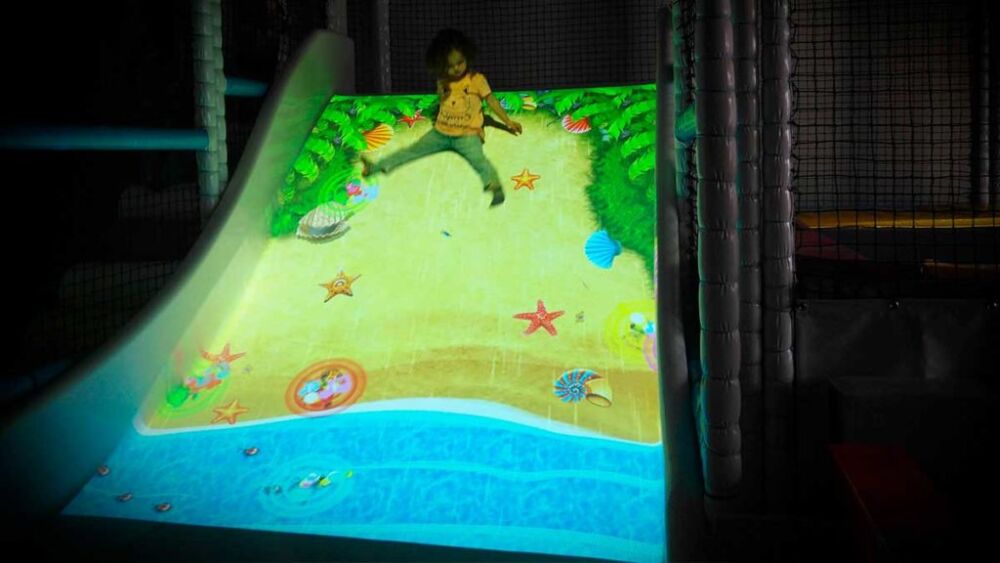 Інтерактивна гірка Happy Jump